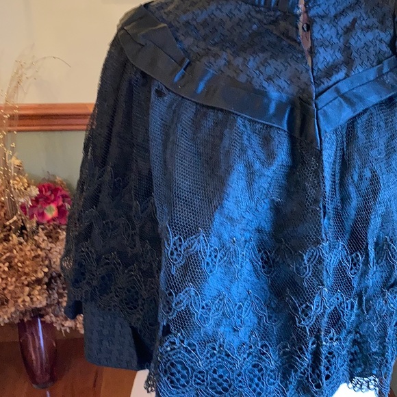 Antique ladies handmade cape in black lace. - Picture 5 of 9